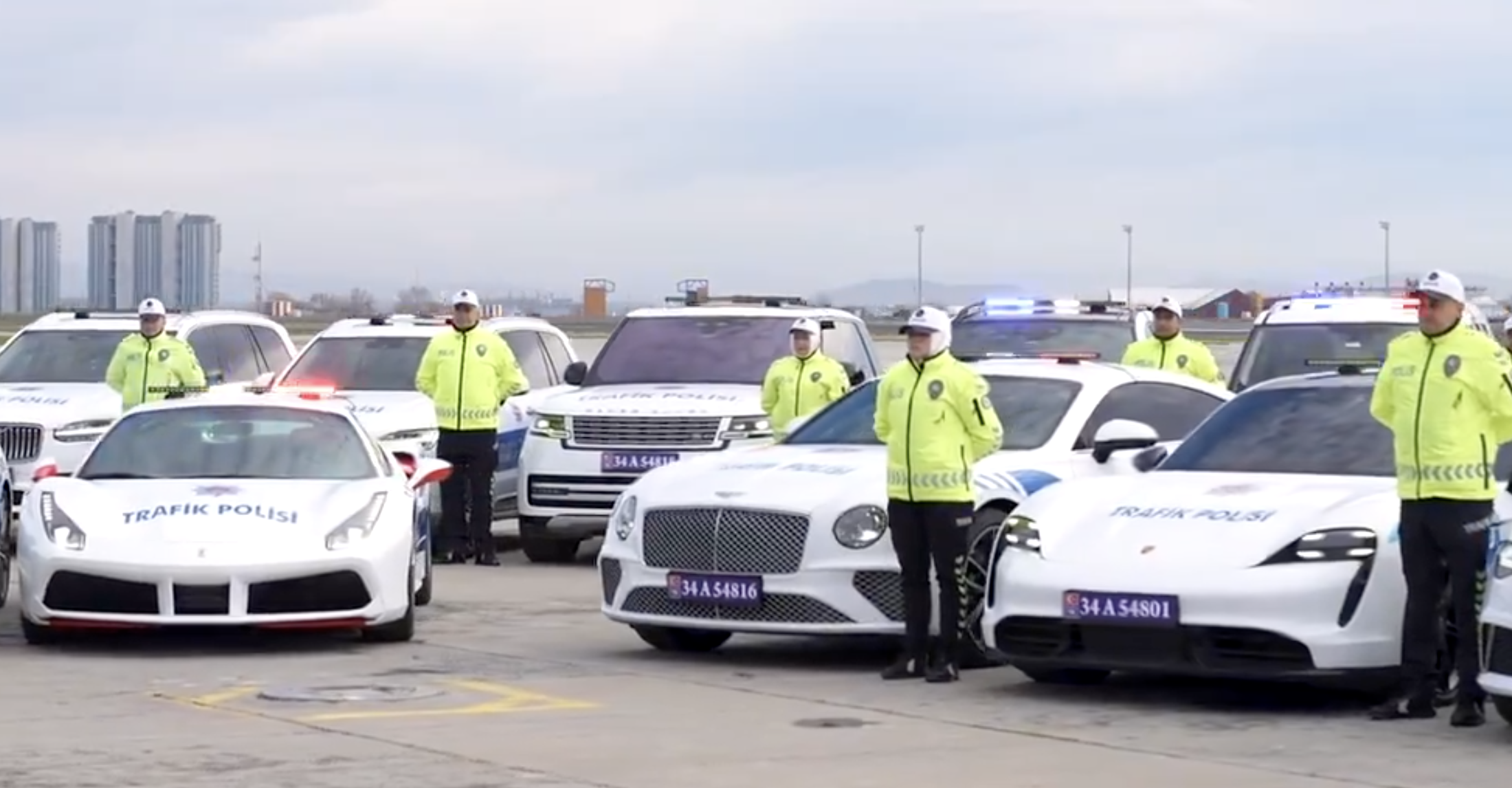 У турецкой полиции безумный парк конфискованных высококлассных автомобилей стоимостью 3,5 миллиона долларов